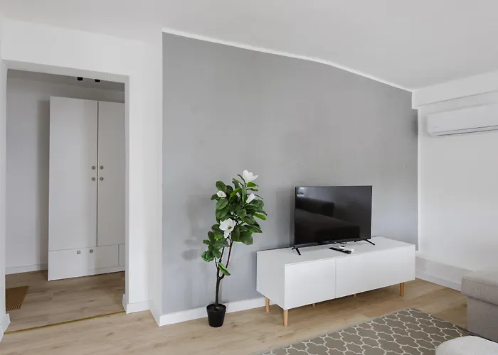 Apartment Grunwald Raszynska Bright By Bookinghost Poznan